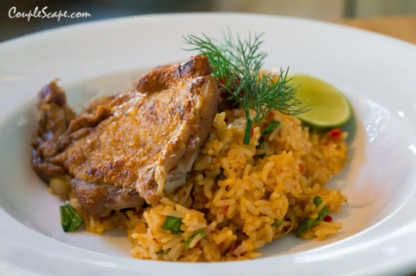 ข้าวผัดต้มยำไก่ย่าง