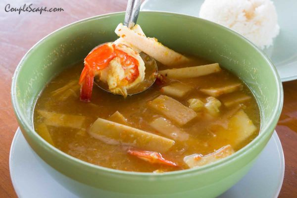 แกงส้มกุ้งยอดมะพร้าว